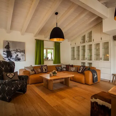 Chalet-platzhirsch 度假居 *
